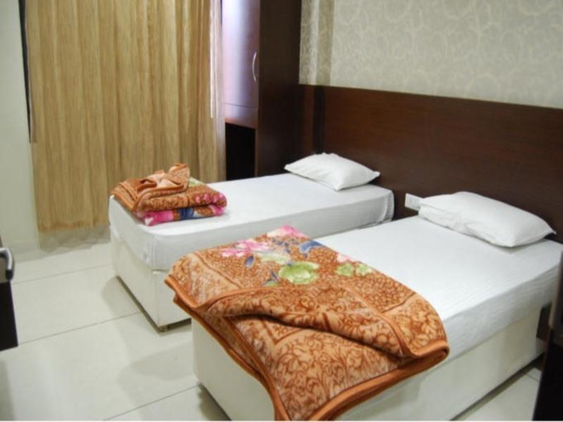 Hotel Poonam Palace Ujjain Esterno foto