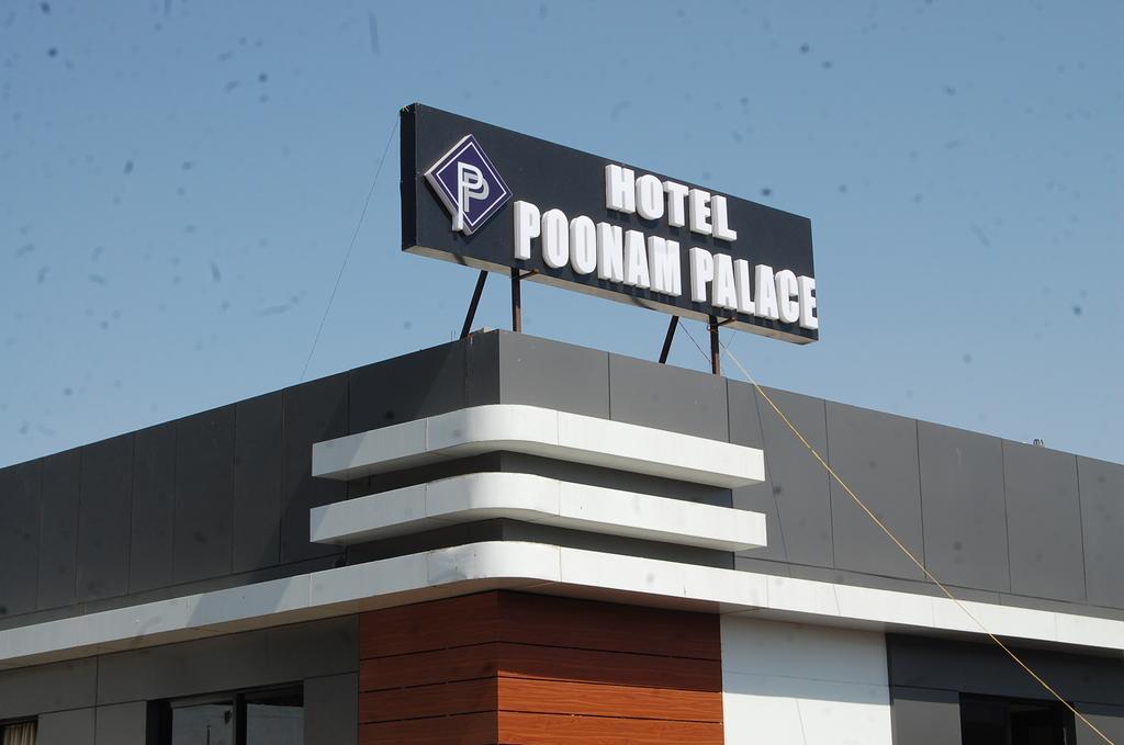 Hotel Poonam Palace Ujjain Esterno foto