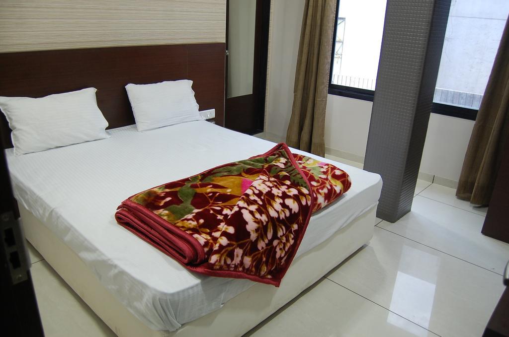 Hotel Poonam Palace Ujjain Esterno foto