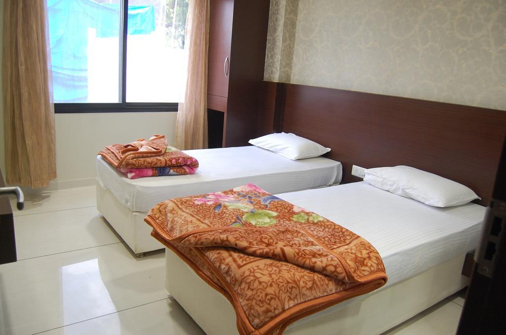 Hotel Poonam Palace Ujjain Esterno foto
