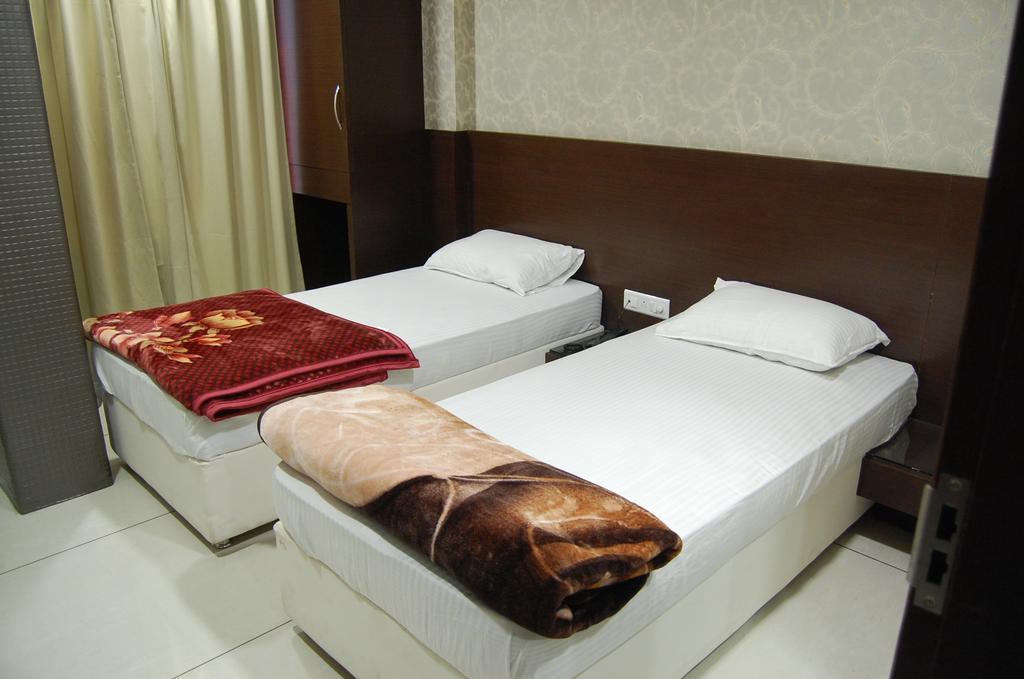 Hotel Poonam Palace Ujjain Esterno foto