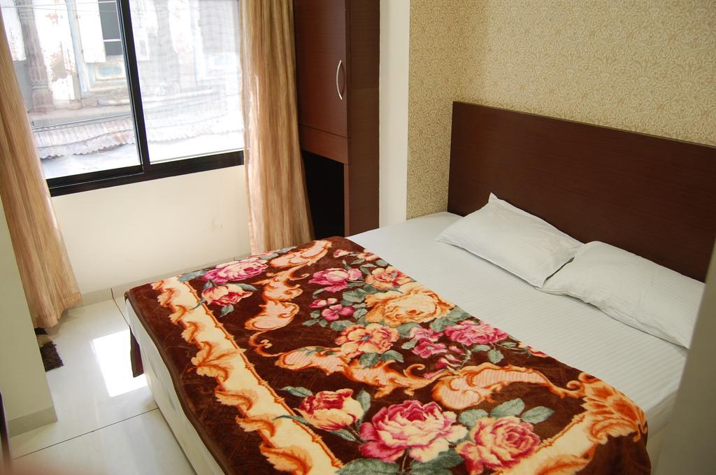 Hotel Poonam Palace Ujjain Esterno foto