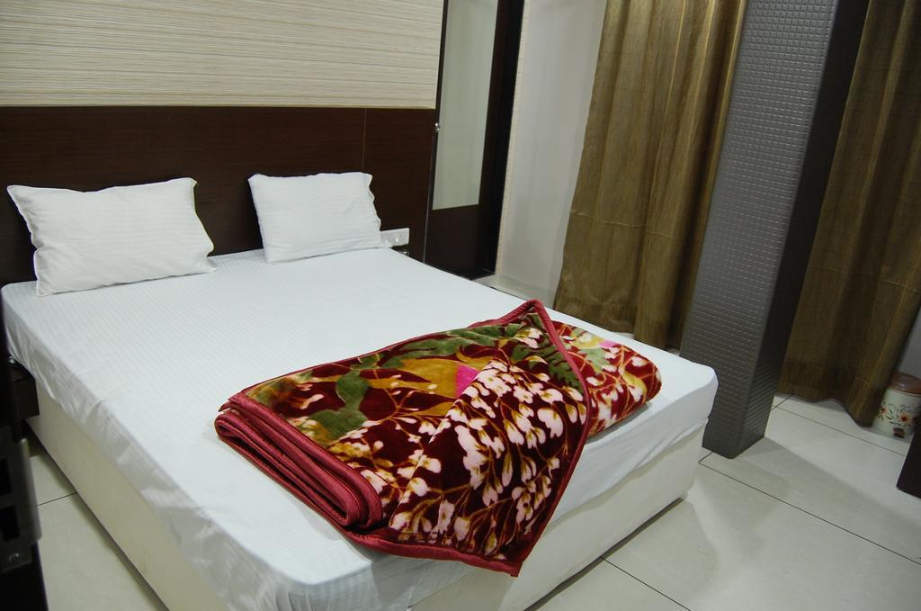 Hotel Poonam Palace Ujjain Esterno foto