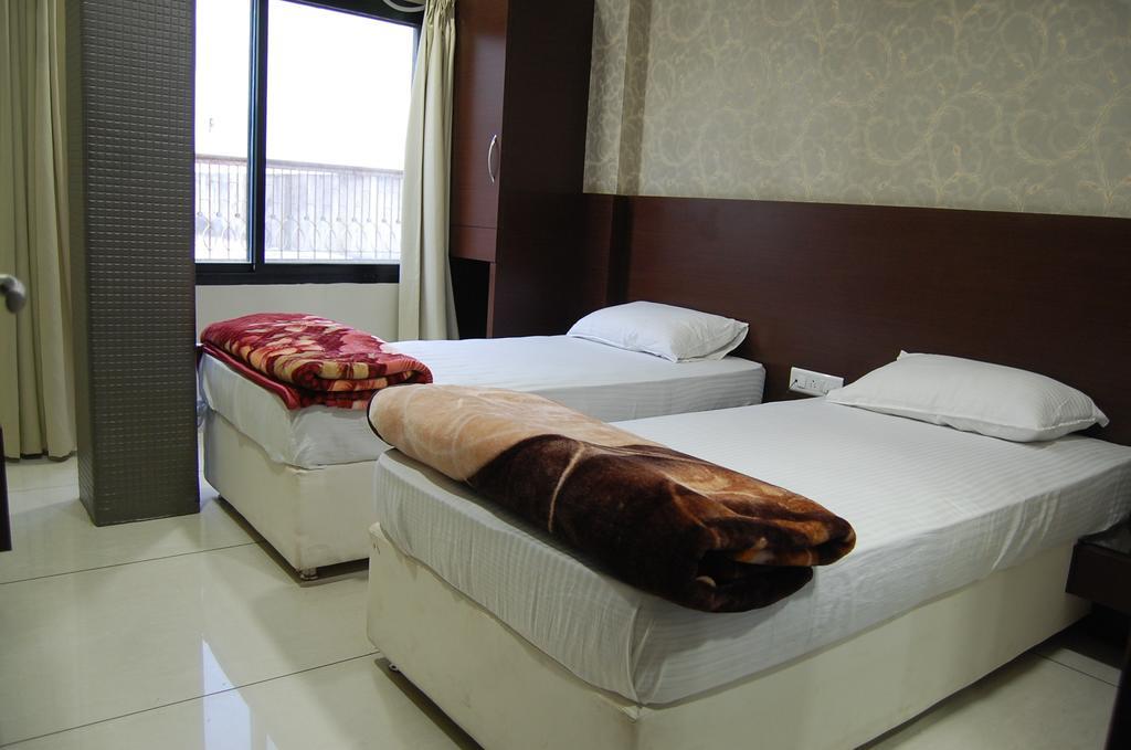 Hotel Poonam Palace Ujjain Esterno foto